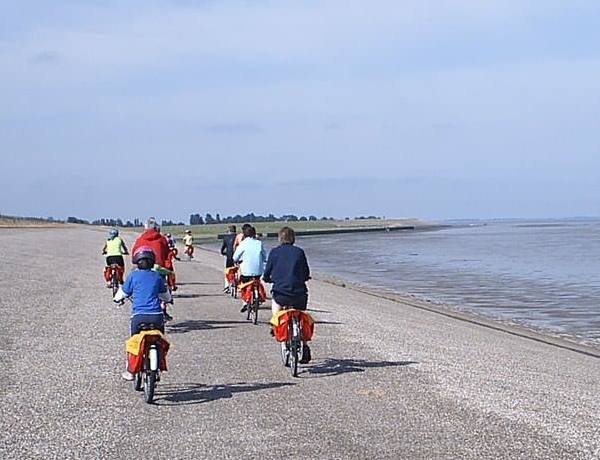 Ciclistas en playas del Norte de Holanda