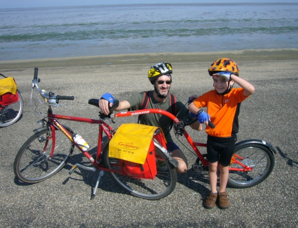 Ciclistas en la playa