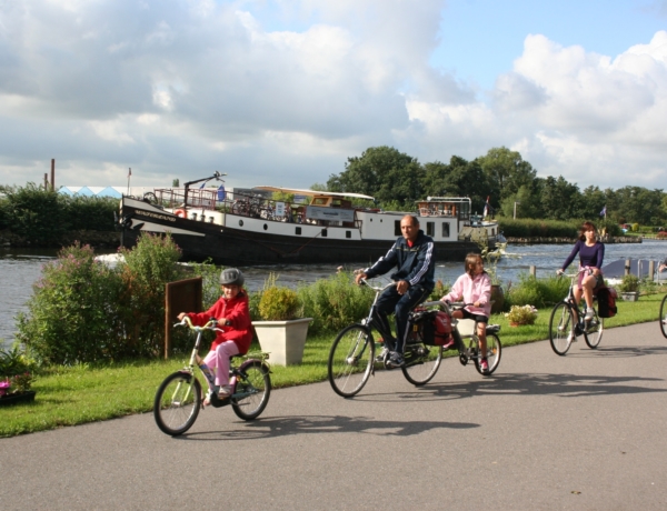 Familias: Cuentos y castillos de Holanda en barco y bici: ciclistas junto al barco