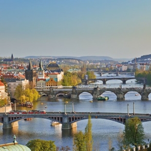 Praga la "Ciudad Dorada" en barco-bici