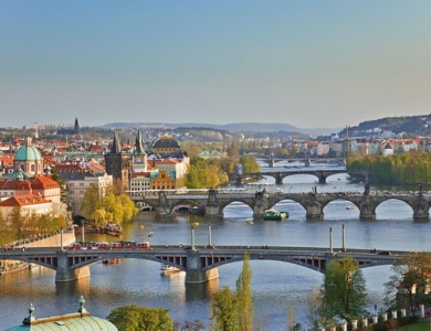 Praga la «Ciudad Dorada» en barco-bici